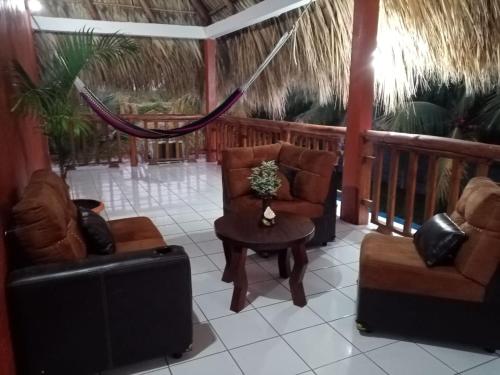 - un salon avec deux chaises et une table dans l'établissement Rancho E1, à El Pumpo