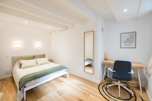 une chambre avec un lit, un bureau et une chaise dans l'établissement Le Lotus Blanc - Hypercentre A 10 min du métro, à Toulouse