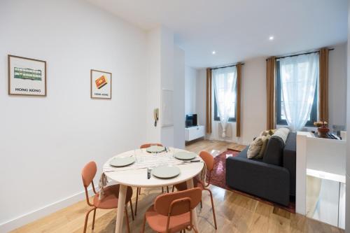 un salon avec une table et un canapé dans l'établissement Le Lotus Blanc - Hypercentre A 10 min du métro, à Toulouse