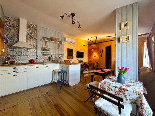 a kitchen and a living room with a table and a kitchen gmaxwell gmaxwell gmaxwell gmaxwell at Casa Rural de La Vega in El Campo