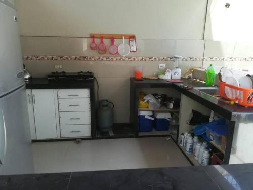 uma cozinha com um lavatório e uma bancada em Casa de playa Camana (DUPLEX) em Camaná