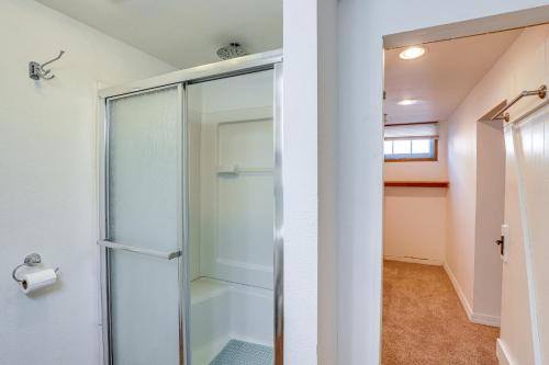 La salle de bains est pourvue d'une douche à l'italienne et d'une porte en verre. dans l'établissement Lovely Rapid City Home with Patio, 1 Mi to Downtown!, à Rapid City