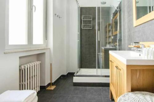 een badkamer met een douche en een wastafel bij Madrid Executive Bright y Central in Madrid