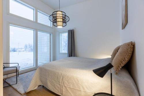 une chambre avec un lit et une grande fenêtre dans l'établissement Villa Morning Star, à Rovaniemi