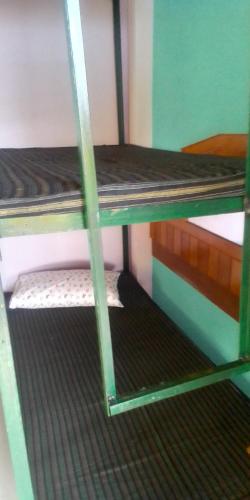 - deux lits superposés dans une chambre dans l'établissement Himalayan Hostel, à Dharamshala