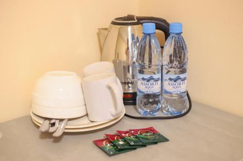 una encimera con 2 botellas de agua y una cafetera en Hotel 33 en Almaty