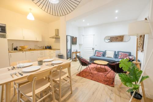une cuisine et un salon avec une table et des chaises dans l'établissement L'écluse St-Pierre, à Toulouse