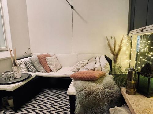 ein Wohnzimmer mit einem Sofa mit Kissen darauf in der Unterkunft Modern and cosy 3-bedroom apartment with private sauna, in trendy Kalasatama in Helsinki