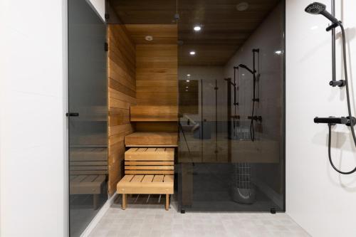 La salle de bains est pourvue d'une douche à l'italienne et d'une cabine de douche en verre. dans l'établissement Villa Morning Star, à Rovaniemi