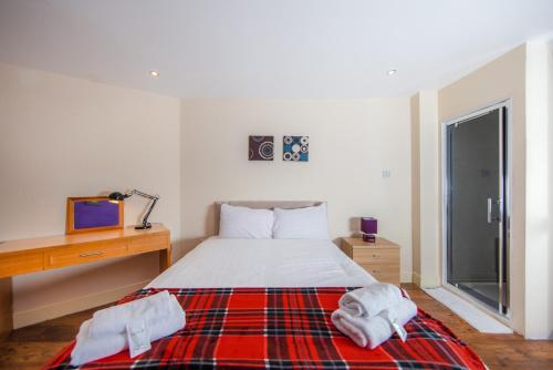 a bedroom with a bed with towels on it at Colourful&Bright Apartment by Carlton Hill in Edinburgh