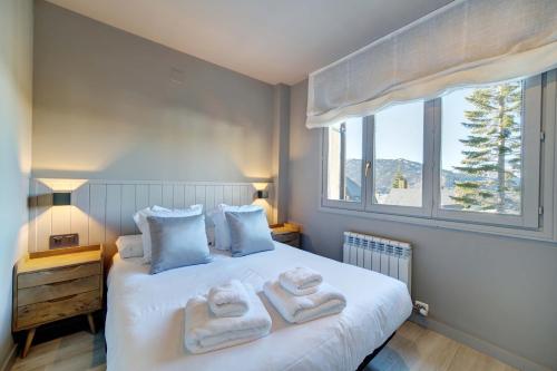 a bedroom with a bed with towels on it at Cris by Totiaran in Baqueira-Beret