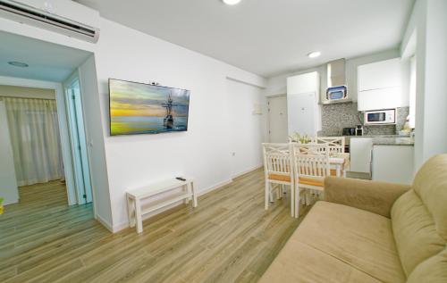 a living room with a couch and a kitchen at Junto Playa de Levante, céntrico, Smart Tv 55- by Aloha Palma in Águilas