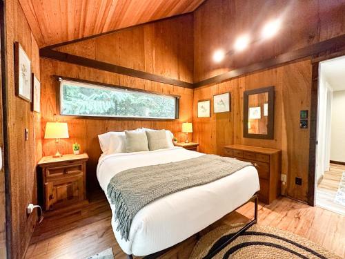 Un dormitorio con una cama grande y una ventana en Little Haven Cottage, en Glacier