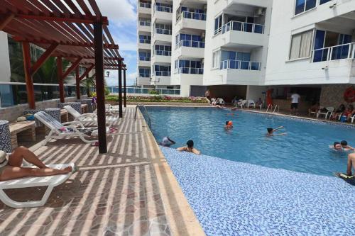 un grupo de personas en la piscina de un hotel en Apartamento laguito vista al mar en Cartagena de Indias