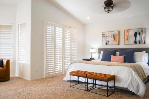 1 dormitorio con 1 cama grande con almohadas azules en Lakeside Luxury Val Vista, en Gilbert