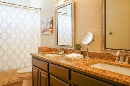 y baño con lavabo, aseo y espejo. en Lakeside Luxury Val Vista, en Gilbert