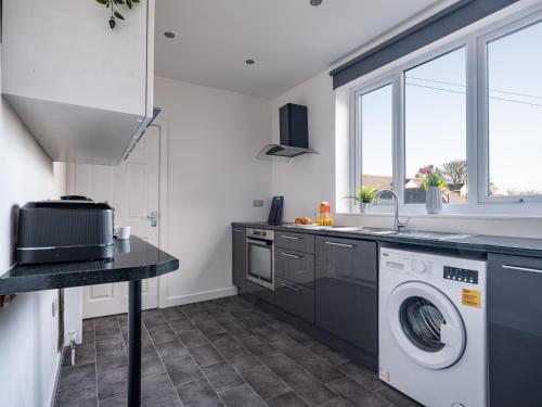 Dapur atau dapur kecil di Large 3Bed Sleeps 6 Free Parking Near Tynemouth