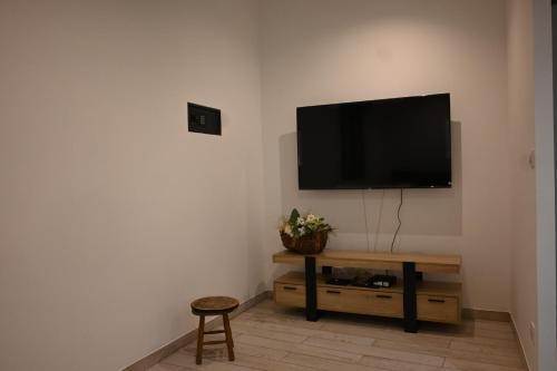 a living room with a flat screen tv on a wall at L’escale enchantée in Bouzigues
