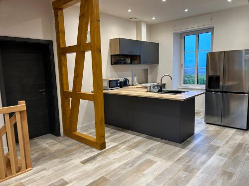 Il comprend une cuisine équipée d'un comptoir et d'un réfrigérateur. dans l'établissement Le Gîte du Taennel, à Scherwiller