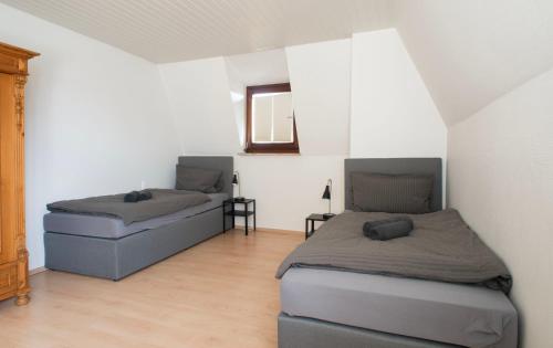 1 dormitorio con 2 camas y ventana en City Villa - perfect for bigger groups, en Goch