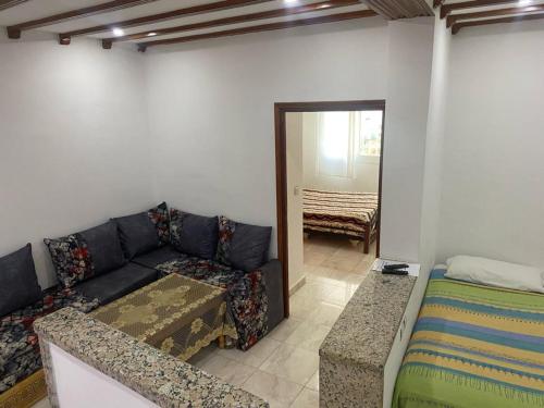 un soggiorno con divano e letto di Casa Abdou a Chefchaouen