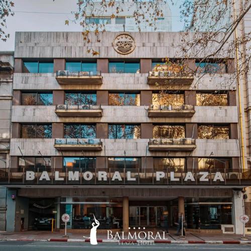 een gebouw met een klok erop bij BALMORAL Triple SUITES in Montevideo