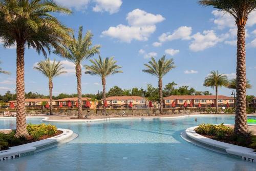 una piscina con palmeras en un complejo en Charming 4br/3.5bth Family Haven (15 Minutes to Disney), en Orlando
