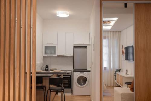 uma cozinha com uma máquina de lavar roupa e uma máquina de lavar roupa em Boutique 27, luxury apartment. em Ioannina