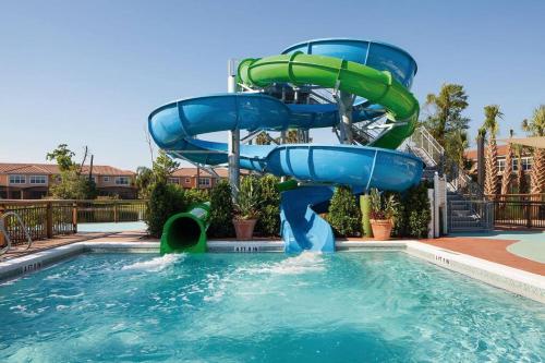 un tobogán de agua en una piscina en Charming 4br/3.5bth Family Haven (15 Minutes to Disney), en Orlando