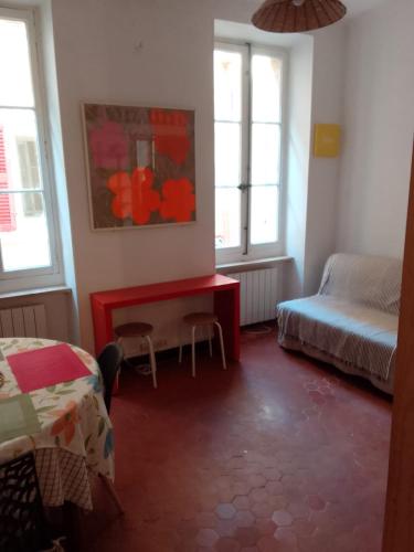 - une chambre avec un bureau rouge et 2 lits dans l'établissement LES PETITS STUDIOS/MEZZANINE du PANIER, à Marseille