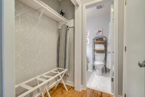 Ένα μπάνιο στο Downtown Riverfront Condo unit 780