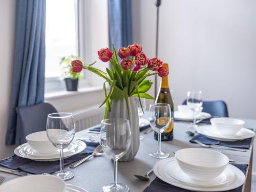 Gambar di galeri bagi Large 3Bed Sleeps 6 Free Parking Near Tynemouth di North Shields