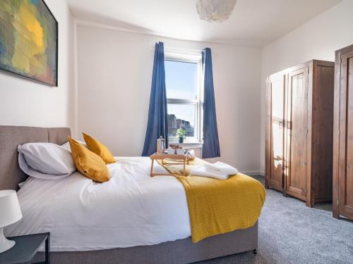 una camera da letto con un grande letto e una finestra di Ferry House - HUGE spacious home, FREE PARKING & WIFI a North Shields