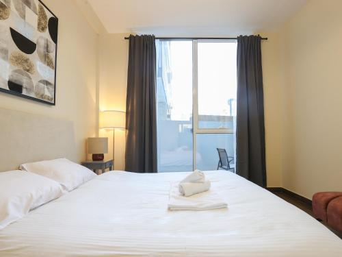 Postel nebo postele na pokoji v ubytování Elite LUX Holiday Homes - Enchanting One Bedroom Apartment in Arjan, Dubai