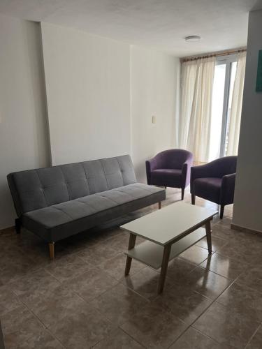 sala de estar con sofá y mesa de centro en Poeta Lugones 38 en Córdoba