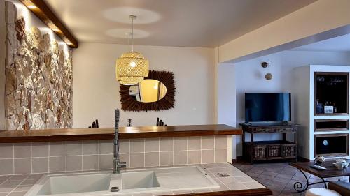 baño con bañera, TV y lavamanos en SUBLIME 3P de 75 M² sur MOUGINS, en Mougins