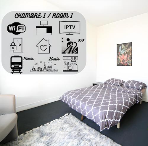 1 dormitorio con 1 cama y pared con pegatinas en Chambre 1, calme, 1 station de PARIS, bureau, en Maisons-Alfort