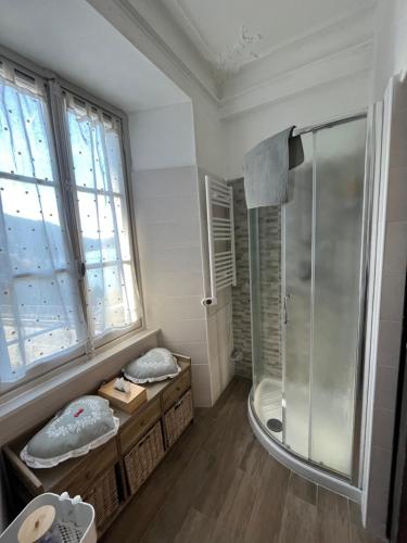 Bilik mandi di Casa Giulietta Caronti with view of lake Como