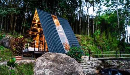 una casita en medio de un bosque en Senz Glamping - Mindo en Mindo