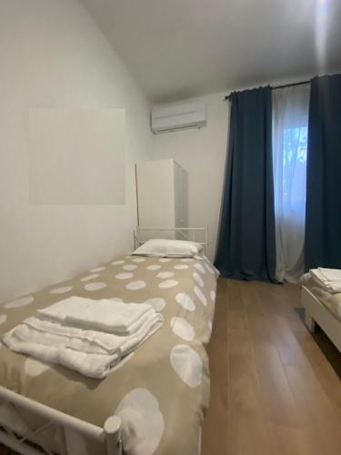 a bedroom with a bed with towels on it at VILLA MANIVA in Ginosa Marina