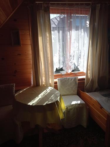 1 dormitorio con 2 camas y ventana en U Czesiuka, en Jałowo