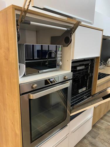 - une cuisine avec deux fours et un four micro-ondes dans l'établissement La RENAUDIERE, à LʼIsle-sur-la-Sorgue