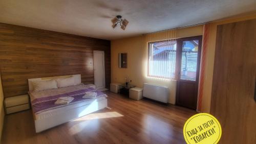 サパレヴァ・バニャにあるКъща за гости Коларскиのベッドルーム1室(ベッド1台付)、窓、ドアが備わります。