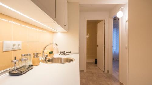 W łazience znajduje się umywalka i lustro. w obiekcie Apartamentos Florinda de la Cava Toledo - 1 w mieście Toledo
