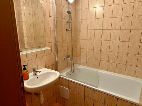 W łazience znajduje się umywalka, wanna i umywalka. w obiekcie Apartmán 25 Magura, Donovaly w mieście Donovaly