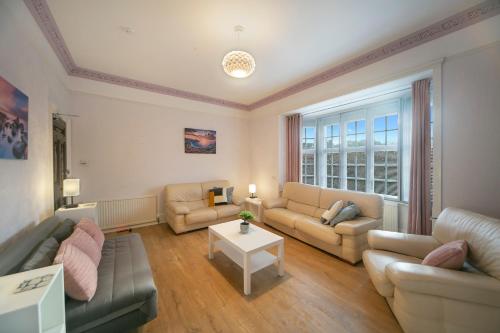ein Wohnzimmer mit 2 Sofas und einem Tisch in der Unterkunft Constancevilla B9 - Grampian Lettings Ltd in Aberdeen
