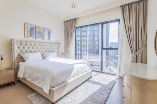 Postel nebo postele na pokoji v ubytování Elite LUX Holiday Homes - Upscale & Stylish 2BR in Dubai Hills