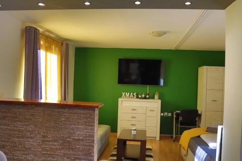 Televízia a/alebo spoločenská miestnosť v ubytovaní Studio Apartman PlanB, self CHECK IN