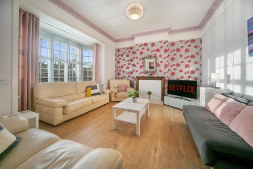uma sala de estar com um sofá e uma mesa em Constancevilla B8 - Grampian Lettings Ltd em Aberdeen
