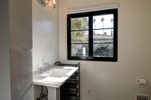 baño con lavabo y ventana en West Beach Villa 4 en Santa Bárbara